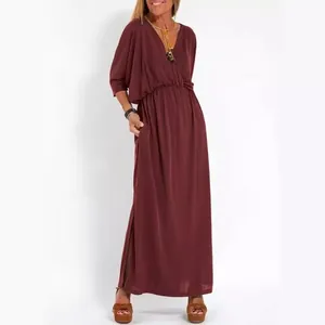 Elegante abito lungo bordeaux con scollo a V, vita alta e dettaglio spacco laterale