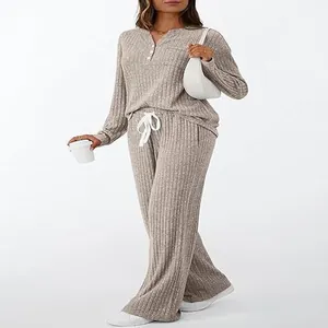 Zweiteiliges Lounge-Set aus Rippstrick mit V-Ausschnitt-Oberteil und weiter Hose