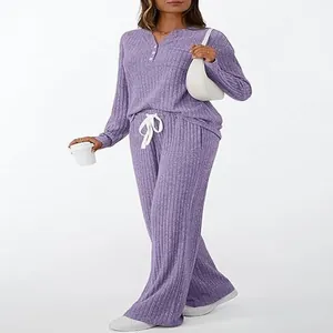 Detailansicht des lila Rippstoffs bei einem Set aus langärmligem Oberteil und Loungewear-Hose.