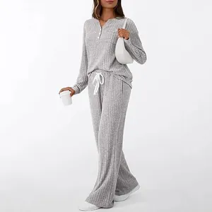 Damen Lounge-Set in Grau mit gerippter Optik, V-Ausschnitt und einer weiten Hose