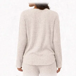 Rückansicht eines bequemen Damen-Loungewear-Sets aus Rippstrick mit Langarmshirt und Hose