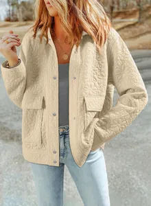 Vista dettagliata della giacca trapuntata beige con fiori e bottoni da donna.