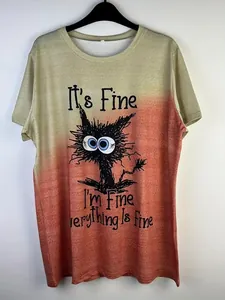 Détail d'un t-shirt à col rond arborant un motif de chat drôle et le texte 'It's Fine'.