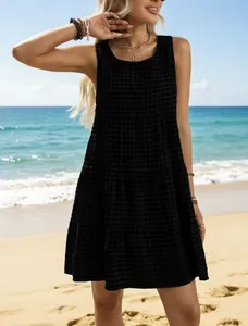 Modisches ärmelloses schwarzes gestuftes A-Linien-Sommerkleid mit Struktur am Strand