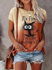 Vue détaillée du graphique de chat et du slogan sur un T-shirt dégradé pour femme