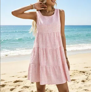 Robe d'été à plusieurs niveaux sans manches à carreaux roses et blancs sur une plage