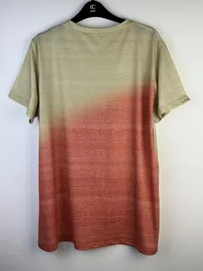 Vue détaillée d'un t-shirt ample pour femme avec dégradé de couleur beige à orange