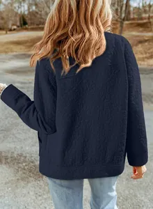 Vista posteriore della giacca blu scuro da donna con un motivo floreale a rilievo