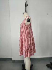 Vue latérale détaillée d'une robe trapèze sans manches à carreaux rouges et blancs sur mannequin