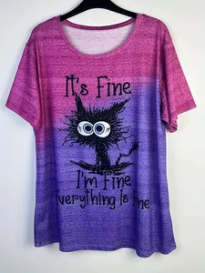 Détail d'un t-shirt dégradé violet avec chat anxieux et texte everything is fine