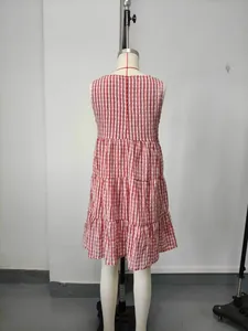 Vue arrière détaillée d'une robe trapèze sans manches à carreaux rouges et blancs