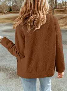 Vista posteriore giacca trapuntata marrone con fiori da donna autunno inverno