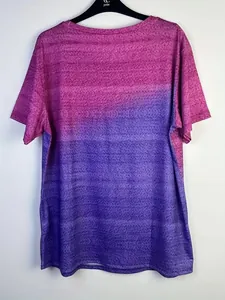 Vue arrière d'un t-shirt large pour femme avec un dégradé de rose et de violet.