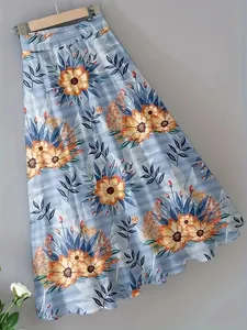 Nahaufnahme eines böhmischen floralen Midirocks mit blauen Streifen und Blumen