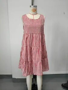 Robe trapèze à plusieurs niveaux sans manches à carreaux rouges et blancs sur mannequin