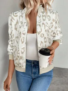 Dettaglio di un elegante bomber con stampa leopardata e cerniera lampo di alta qualità.