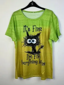 Détail d'un t-shirt à col rond avec dégradé vert-jaune et imprimé chat original