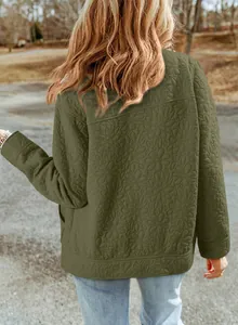 Vista posteriore di giacca trapuntata verde ampia da donna con fiori goffrati