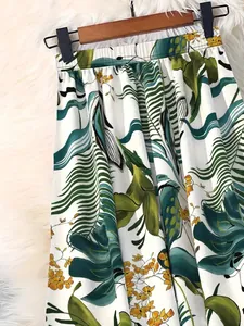 Detailansicht eines böhmischen Rocks mit hohem Bund und tropischem Blatt- und Blumenmuster