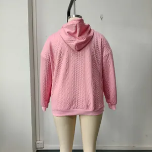 Vista posterior de sudadera rosa con capucha de punto de ochos y detalles jacquard