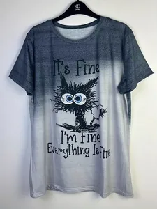 Vue détaillée d'un t-shirt dégradé ample avec un graphique de chat amusant et du texte