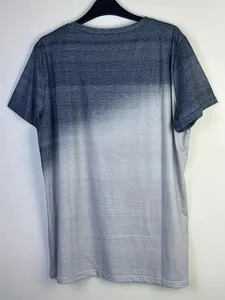 Vue arrière détaillée d'un t-shirt à manches courtes avec dégradé ombré et texture de tissu