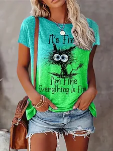 Détail d'un t-shirt large vert pour femme avec motif chat 'Everything Is Fine' imprimé