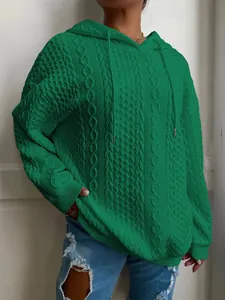 Vista detallada de sudadera verde con capucha para mujer y diseño de punto jacquard.