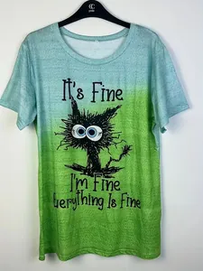 Détail d'un t-shirt femme à col rond avec motif de chat humoristique et texte