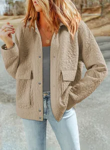 Giacca trapuntata beige da donna con motivo floreale, bottoni e tasche, stile casual