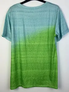 T-shirt ample à col rond pour femme avec un dégradé de couleurs bleu et vert vif