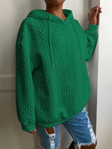 Vista detallada de sudadera con capucha verde vibrante de punto de ocho para mujer