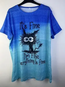 Vue détaillée d'un t-shirt bleu dégradé pour femme avec motif chat rigolo et texte.