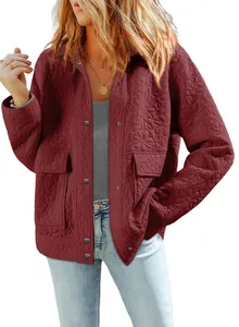 Giacca trapuntata bordeaux con motivi floreali da donna e chiusura frontale con bottoni