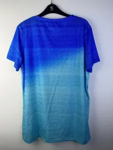 Vue arrière du t-shirt à col rond dégradé bleu montrant la texture et la coupe ample