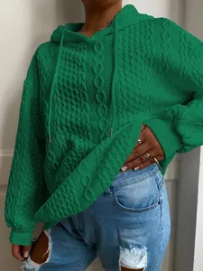 Vista detallada de sudadera con capucha verde con punto trenzado y textura