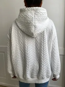 Vista trasera detallada de sudadera con capucha blanca con textura de punto de ochos