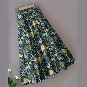 Falda bohemia de cintura alta elástica con un estampado de dinosaurios y hojas verdes.