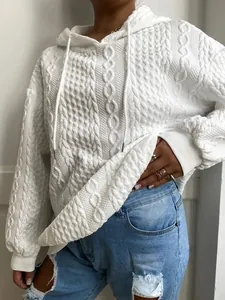 Primer plano de una sudadera blanca con capucha y tejido de punto de ochos jacquard