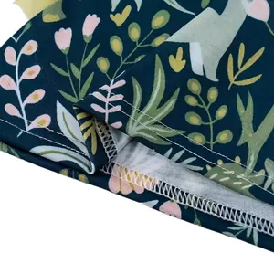 Primer plano del dobladillo de una falda floral bohemia con costuras y textura de tela.