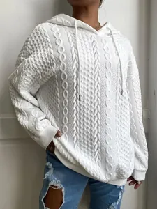 Detalle de sudadera con capucha blanca para mujer con punto trenzado y textura jacquard