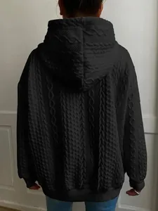 Vista detallada de la parte trasera de una sudadera negra con capucha y tejido de punto