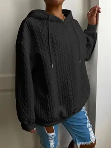 Primer plano de sudadera negra para mujer con diseño de ochos y textura jacquard