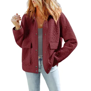 Elegante giacca trapuntata bordeaux da donna con motivo floreale e vestibilità ampia