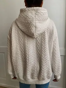 Vista posterior de sudadera blanca oversize con capucha para mujer con tejido de ochos