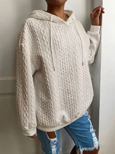 Detalle de una sudadera con capucha oversize blanca para mujer con tejido de ochos