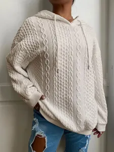 Primer plano detallado del patrón jacquard de trenzas blancas en esta sudadera con capucha.