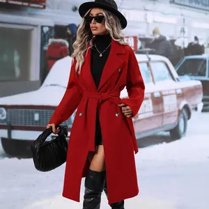 Eleganter roter zweireihiger Wollmantel mit Gürtel und Revers für den Winter.