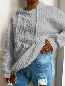 Vista macro detallada de la textura de la sudadera con capucha de punto trenzado jacquard gris