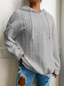 Vista detallada de una sudadera con capucha de punto trenzado blanco mujer